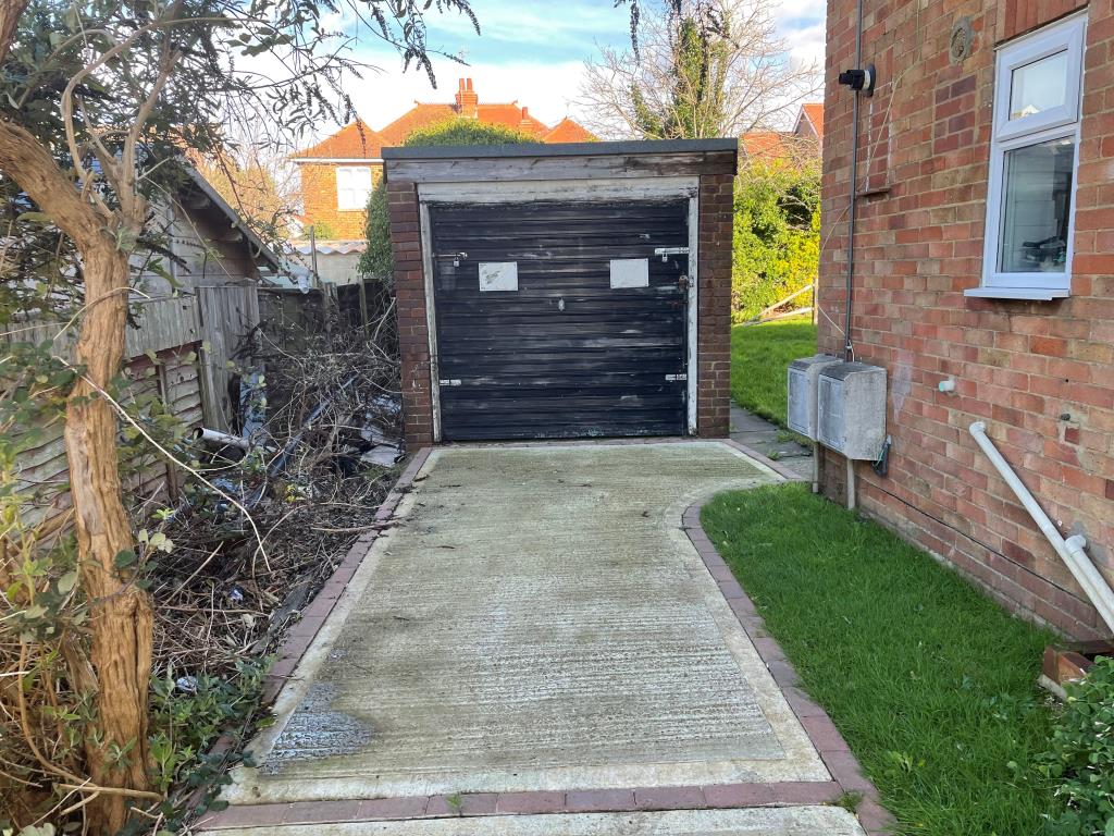 Lot: 21 - FREEHOLD GROUND RENTS WITH GARAGE AND PARKING SPACE -